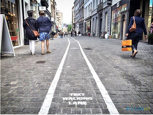 Wow, Di Luar Negeri Ada Jalan Khusus Untuk SMS-an (PICT)
