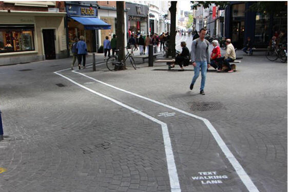 Wow, Di Luar Negeri Ada Jalan Khusus Untuk SMS-an (PICT)