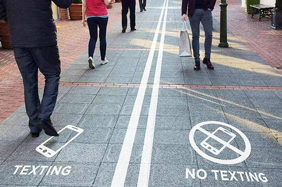 Wow, Di Luar Negeri Ada Jalan Khusus Untuk SMS-an (PICT)
