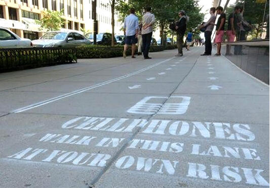 Wow, Di Luar Negeri Ada Jalan Khusus Untuk SMS-an (PICT)