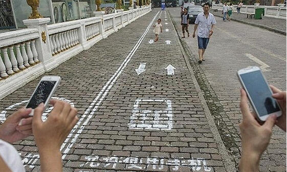 Wow, Di Luar Negeri Ada Jalan Khusus Untuk SMS-an (PICT)