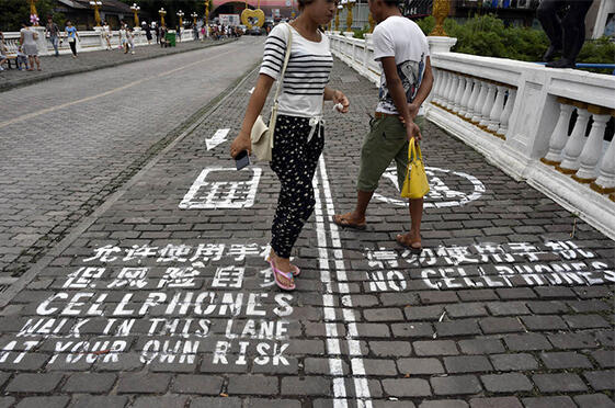 Wow, Di Luar Negeri Ada Jalan Khusus Untuk SMS-an (PICT)