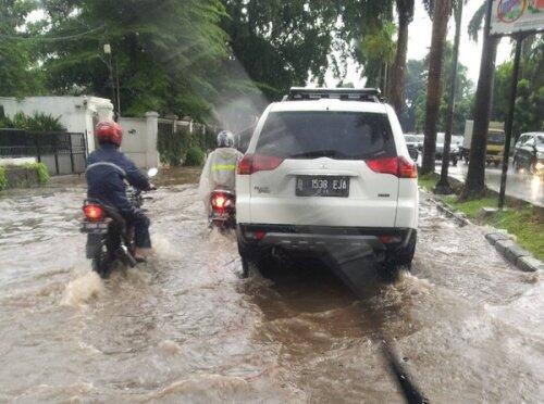 Hujan Deras Mengguyur Jakarta, 9/2. Beberapa Ruas Jalan Tergenang, Macet Dimana2 