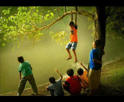 Foto Yang Menunjukkan Kegembiraan Anak Bermain, Sebelum Adanya Gadget