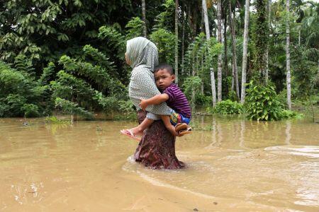 Banjir di Aceh Utara, Masyarakat Bertahan di Meunasah