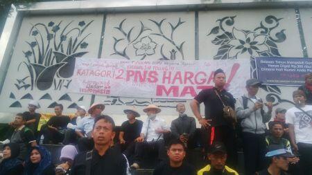 Guru Honorer: PNS Harga Mati!