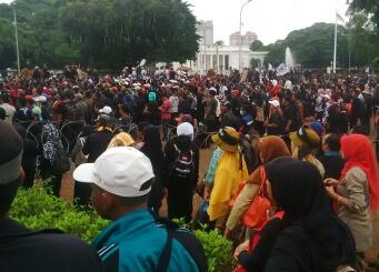Guru Honorer: PNS Harga Mati!