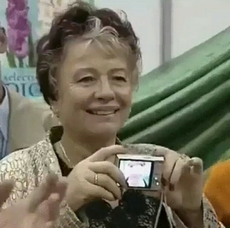 Ibu ini menggunakan Camera dengan tebalik, lucu.