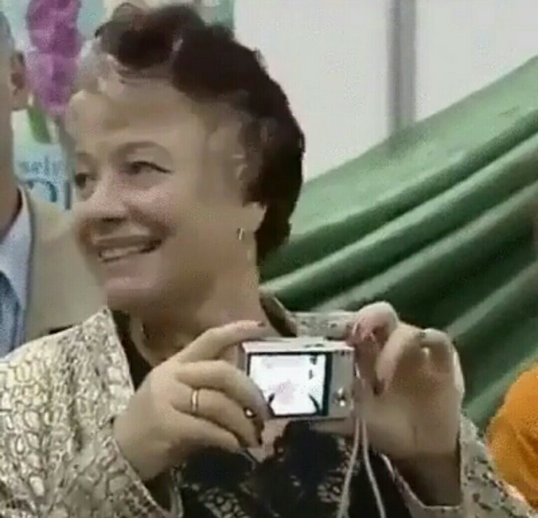 Ibu ini menggunakan Camera dengan tebalik, lucu.