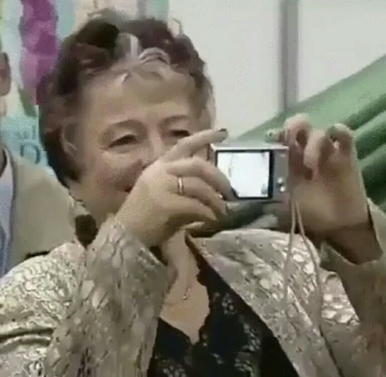 Ibu ini menggunakan Camera dengan tebalik, lucu.
