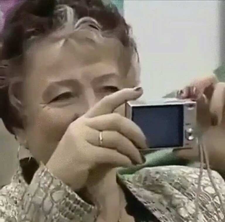 Ibu ini menggunakan Camera dengan tebalik, lucu.