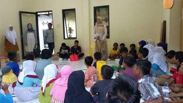 Sambangi Korban Kebakaran Kampung Bandan, Istri Adhyaksa Menangis