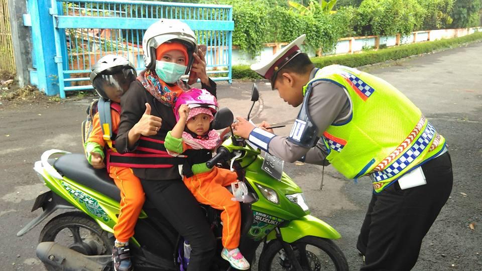 Kerennya Polres Jember, warga yang tertib berkendara dihadiahi motor !