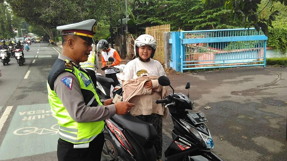 Kerennya Polres Jember, warga yang tertib berkendara dihadiahi motor !