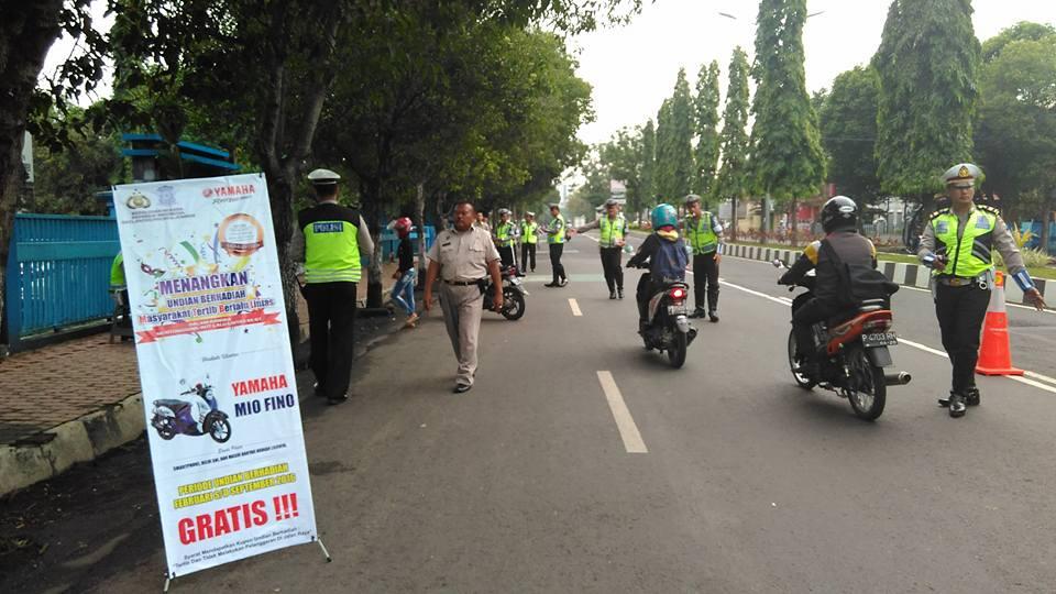 Kerennya Polres Jember, warga yang tertib berkendara dihadiahi motor !