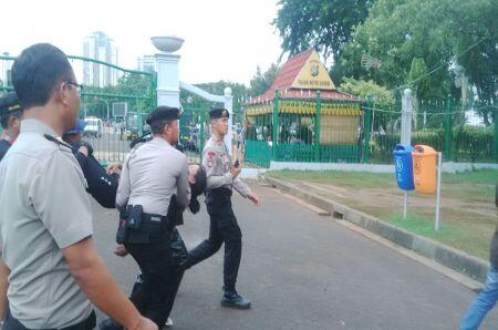 Pekerja Honorer Pingsan Saat Demonstrasi di Depan Istana