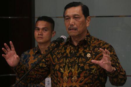 Luhut Serahkan Deponering AS dan BW ke Jaksa Agung