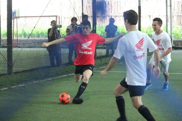 Menpora Bermain Futsal Bersama Dani Pedrosa dan Marc Marquez