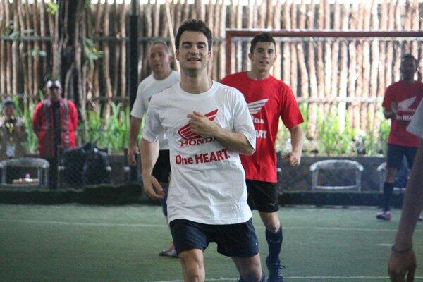 Menpora Bermain Futsal Bersama Dani Pedrosa dan Marc Marquez