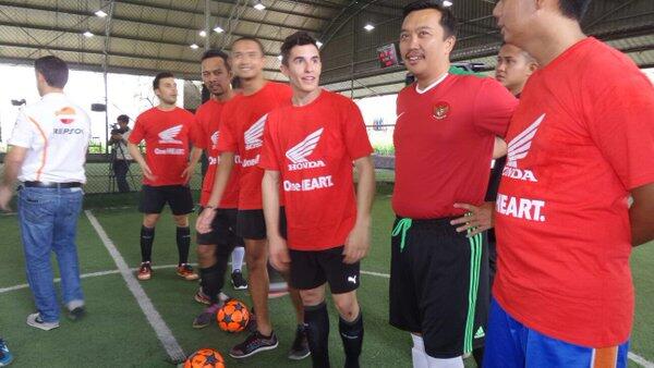 Menpora Bermain Futsal Bersama Dani Pedrosa dan Marc Marquez