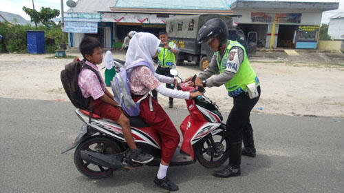 Kena razia, anak cewek SD ini berani bentak Polisi, tapi akhirnya mewek juga