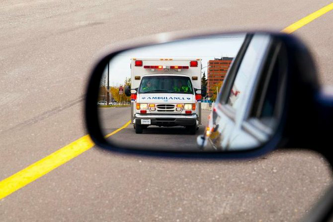 kenapa tulisan ambulans terbalik