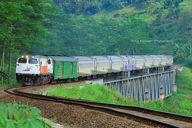 10 Jalur Kereta Api Terekstrim di Indonesia