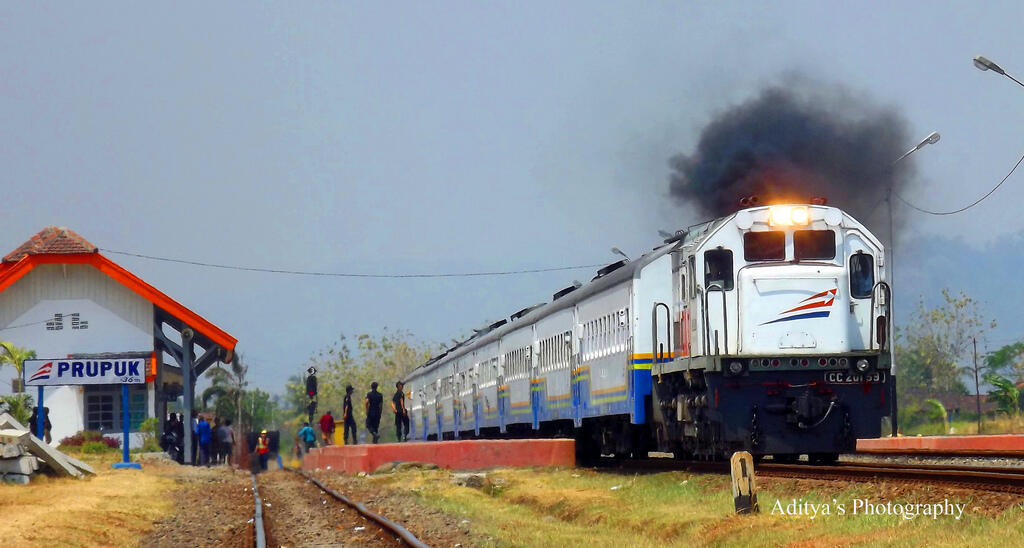 10 Jalur Kereta Api Terekstrim di Indonesia