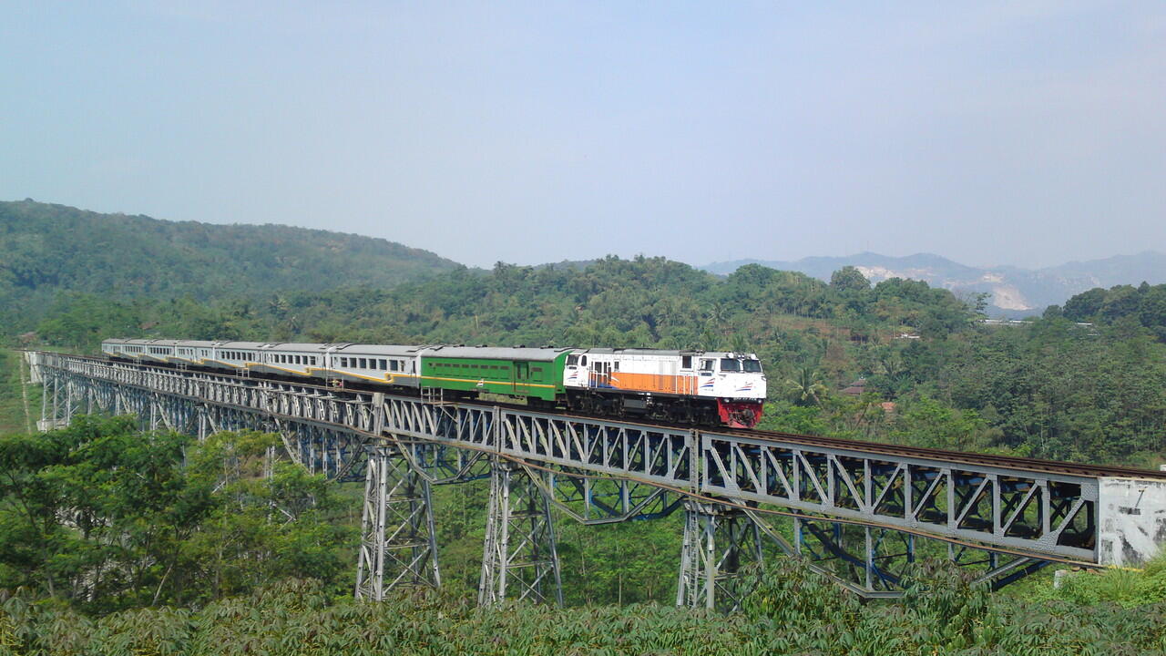 10 Jalur Kereta Api Terekstrim di Indonesia