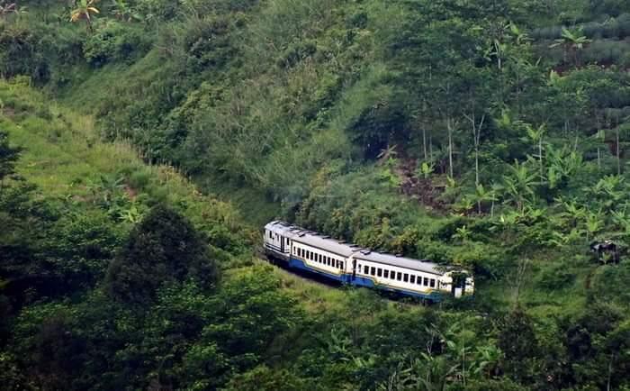 10 Jalur Kereta Api Terekstrim di Indonesia