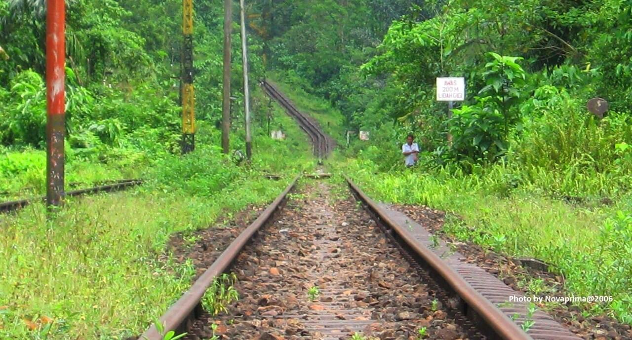 10 Jalur Kereta Api Terekstrim di Indonesia