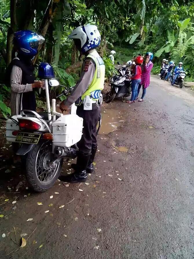 Heboh polisi razia di jalan kampung &amp; terima duit recehan