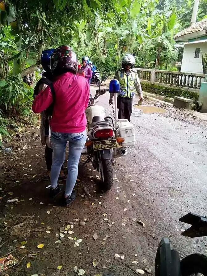 Heboh polisi razia di jalan kampung &amp; terima duit recehan