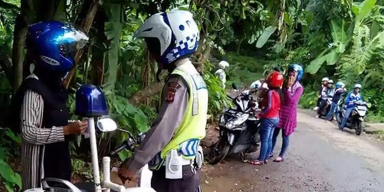 Heboh polisi razia di jalan kampung &amp; terima duit recehan