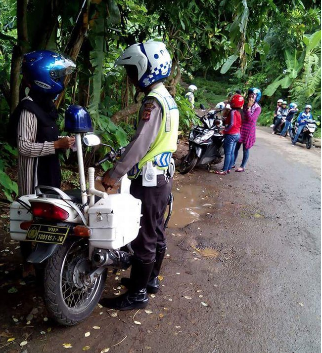 &#91;PIC&#93; Heboh polisi razia di jalan kampung &amp; terima duit recehan