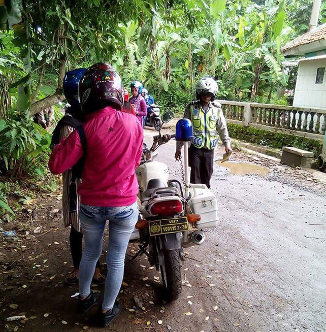 &#91;PIC&#93; Heboh polisi razia di jalan kampung &amp; terima duit recehan