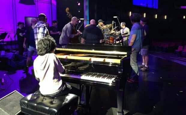 Di Grammy Pianis Muda Joey Alexander Sepanggung dengan Adele