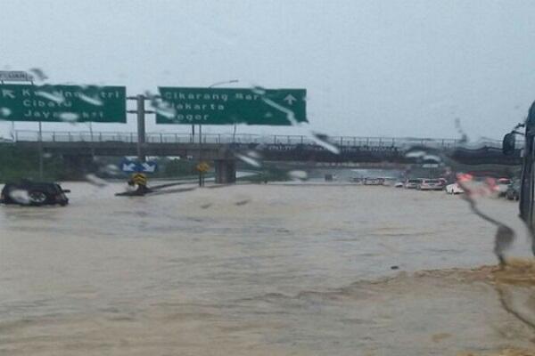 STOP Ngeluh Banjir, Kalau Kreatif Kalian Bisa Untung di Musim Hujan!!