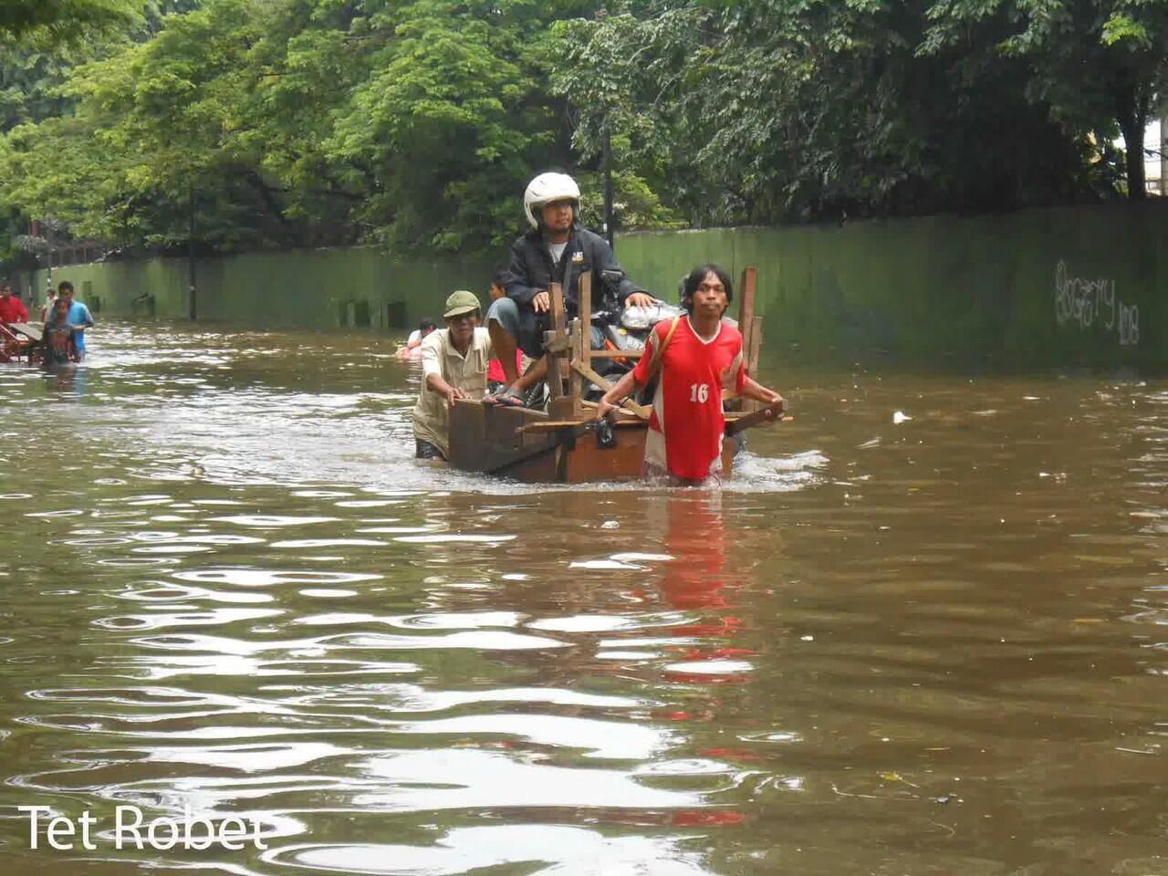 STOP Ngeluh Banjir, Kalau Kreatif Kalian Bisa Untung di Musim Hujan!!