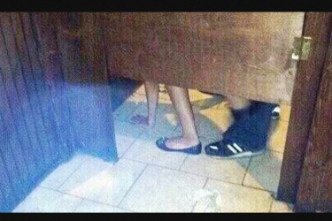 Rela Ngumpet dalam Toilet untuk OTT Aksi Mesum Istri