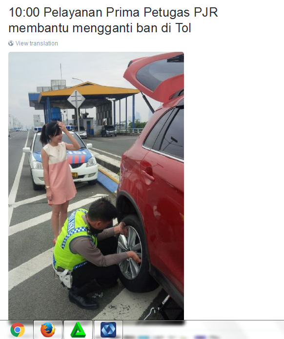 Lihat, Polisi Ganti Ban Mobil Perempuan Cantik di Tol