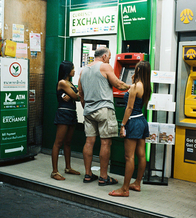 Kelakuan Konyol Orang-Orang di ATM