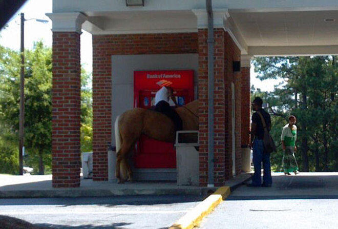 Kelakuan Konyol Orang-Orang di ATM