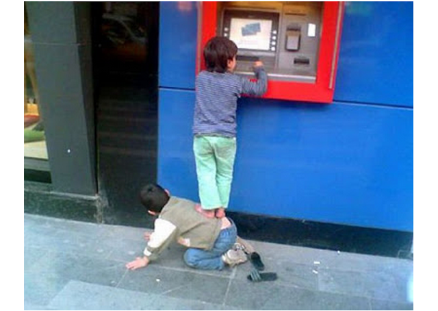 Kelakuan Konyol Orang-Orang di ATM