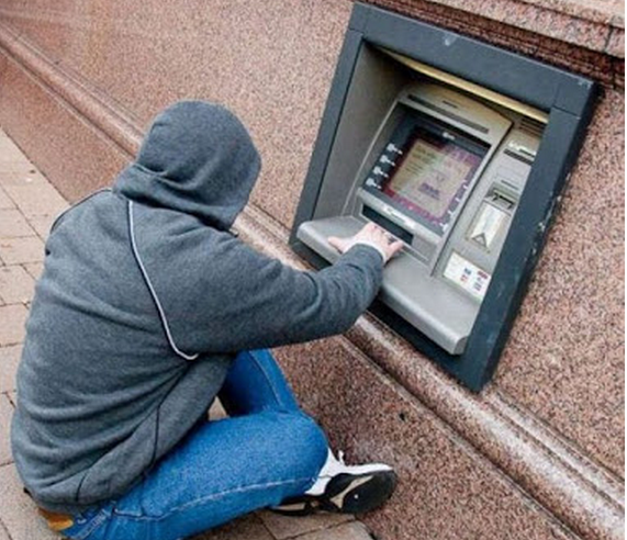 Kelakuan Konyol Orang-Orang di ATM