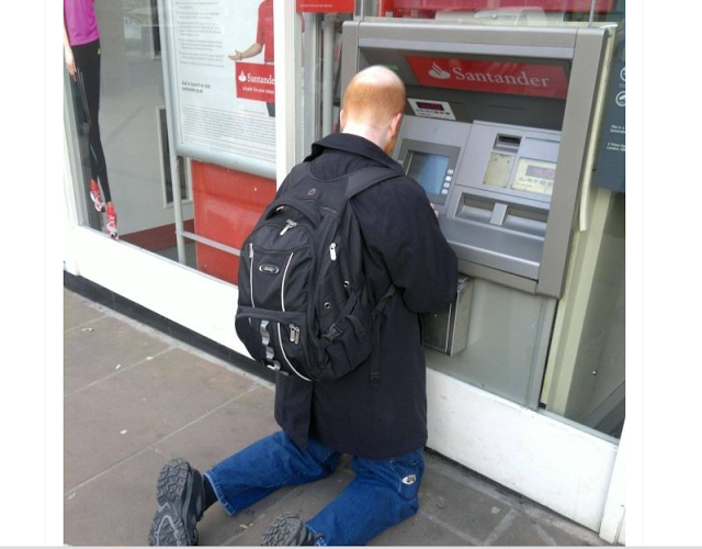 Kelakuan Konyol Orang-Orang di ATM