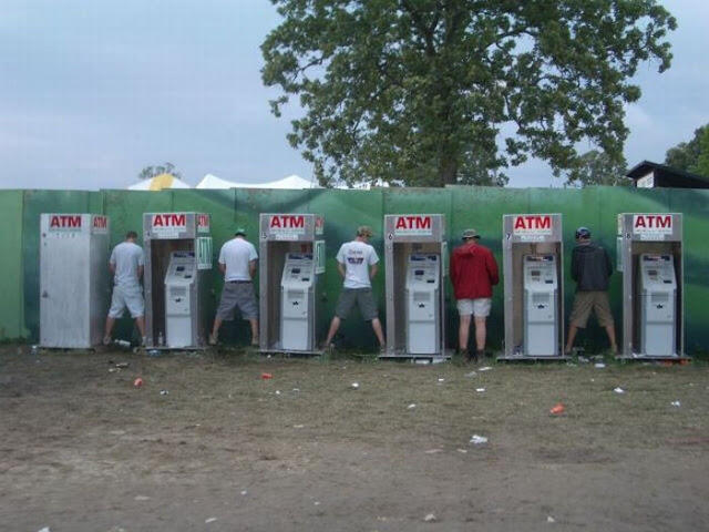 Kelakuan Konyol Orang-Orang di ATM