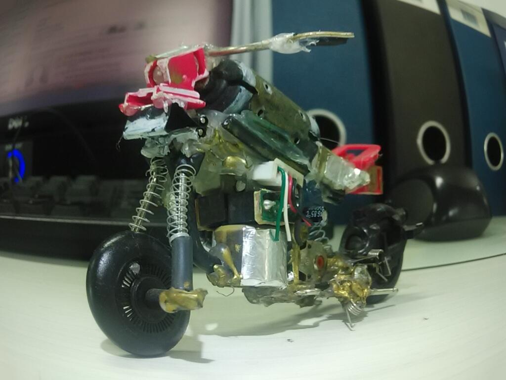 BUTUH WAKTU 3 JAM BIKIN ROBOT DARI KOREK GAS KARYA ANE gan,,,!!