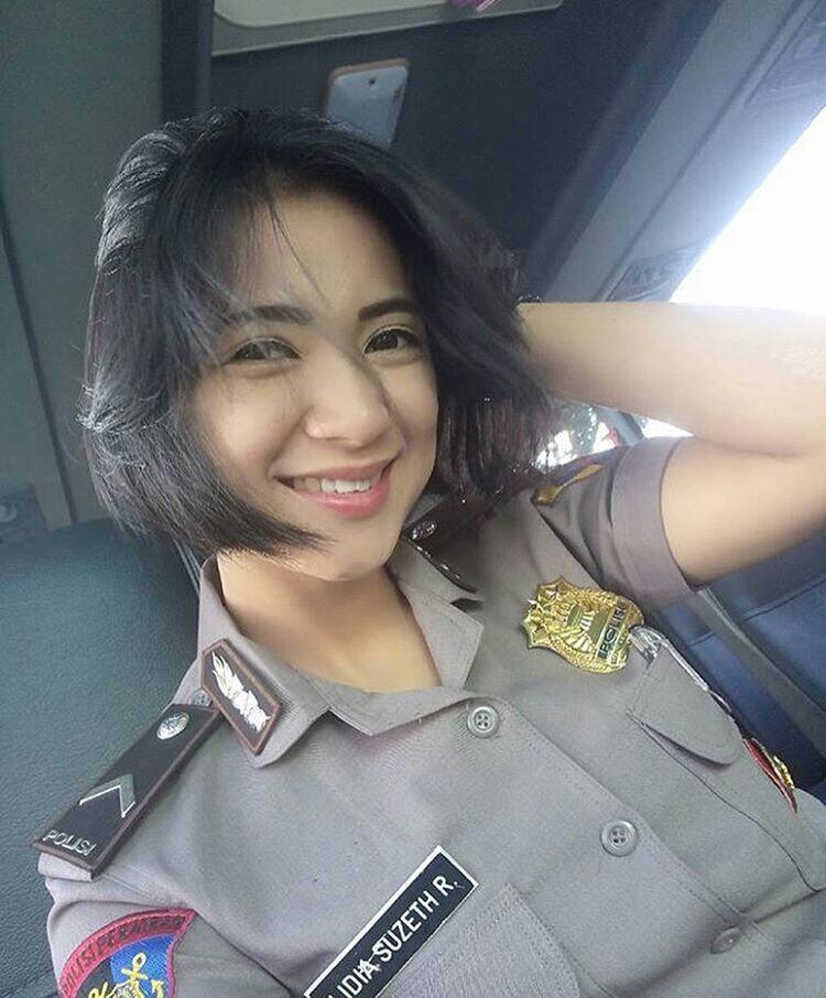 Polisi Baik Hati Ini Banjir Pujian Karena Bantu Ganti Ban di Tol