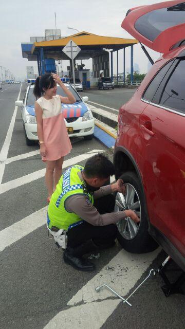 Polisi Baik Hati Ini Banjir Pujian Karena Bantu Ganti Ban di Tol
